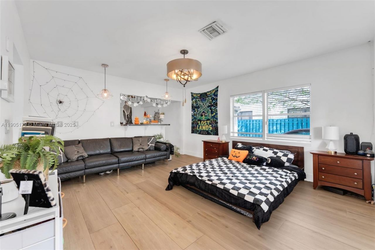 1105 NE 10th St, Hallandale Beach, FL 33009 Photo