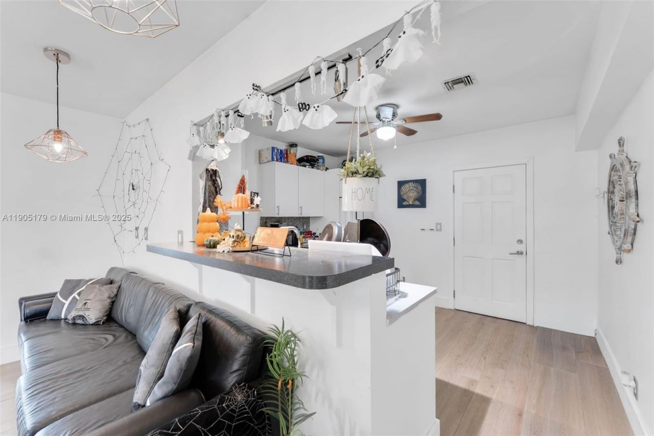 1105 NE 10th St, Hallandale Beach, FL 33009 Photo