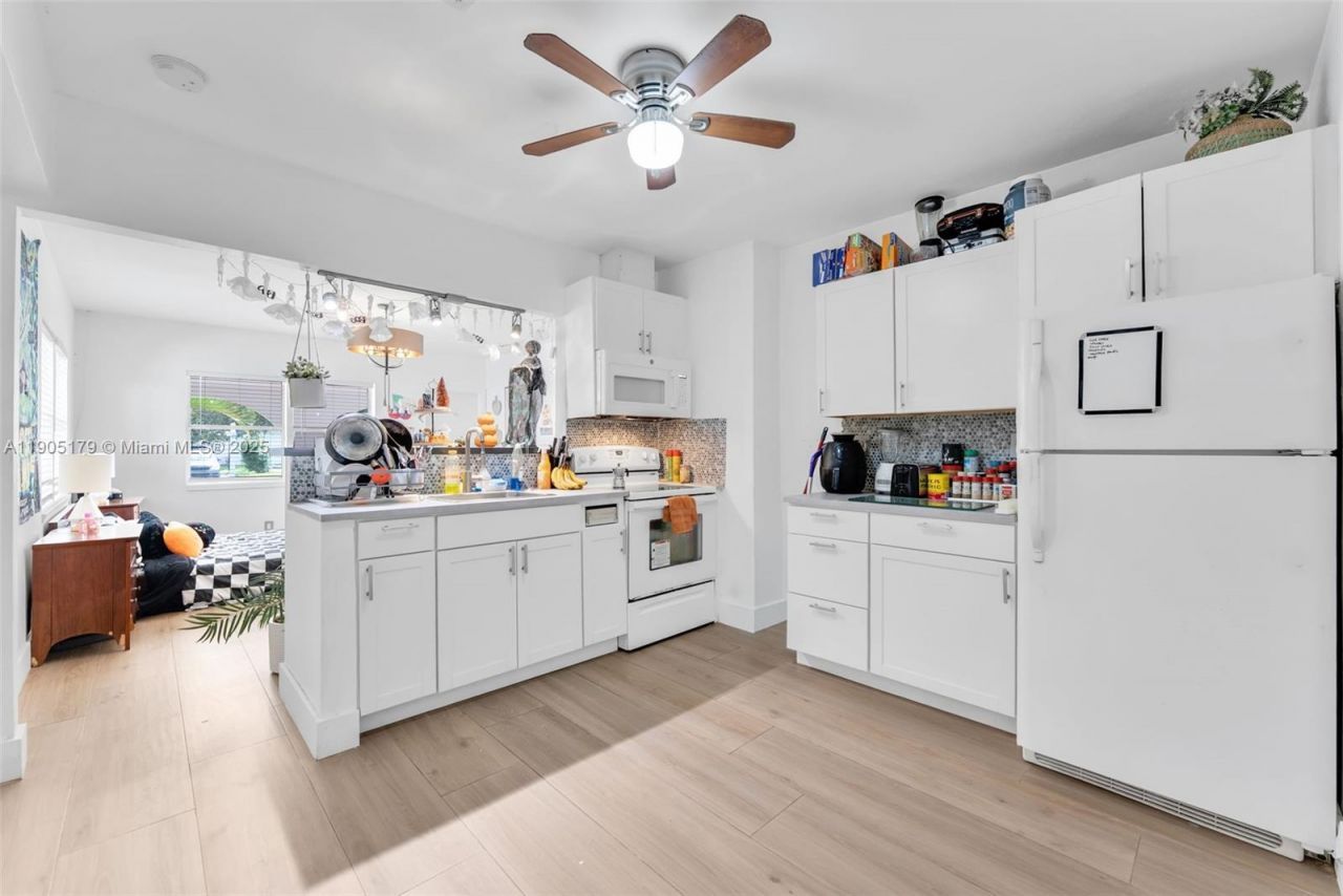 1105 NE 10th St, Hallandale Beach, FL 33009 Photo