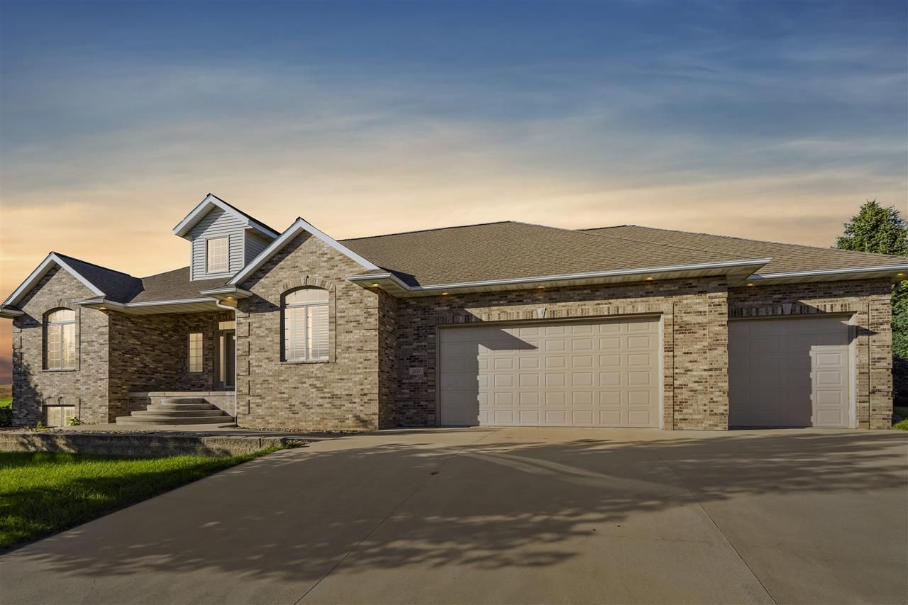 2111 W 4th St, Vinton, IA 52349 Main Photo