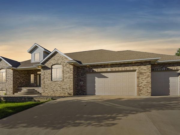 2111 W 4th St, Vinton, IA 52349