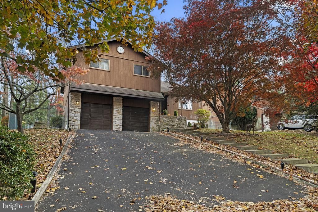 945 Manatawna Avenue, Philadelphia, PA 19128 Main Photo