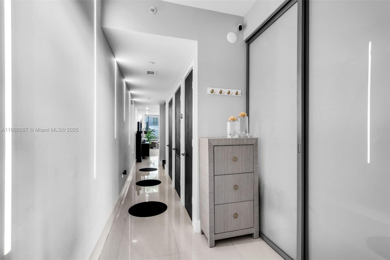 6000 Collins Ave, Unit 134, Miami Beach, FL 33140 Photo