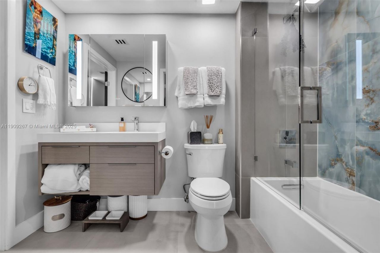 6000 Collins Ave, Unit 134, Miami Beach, FL 33140 Photo