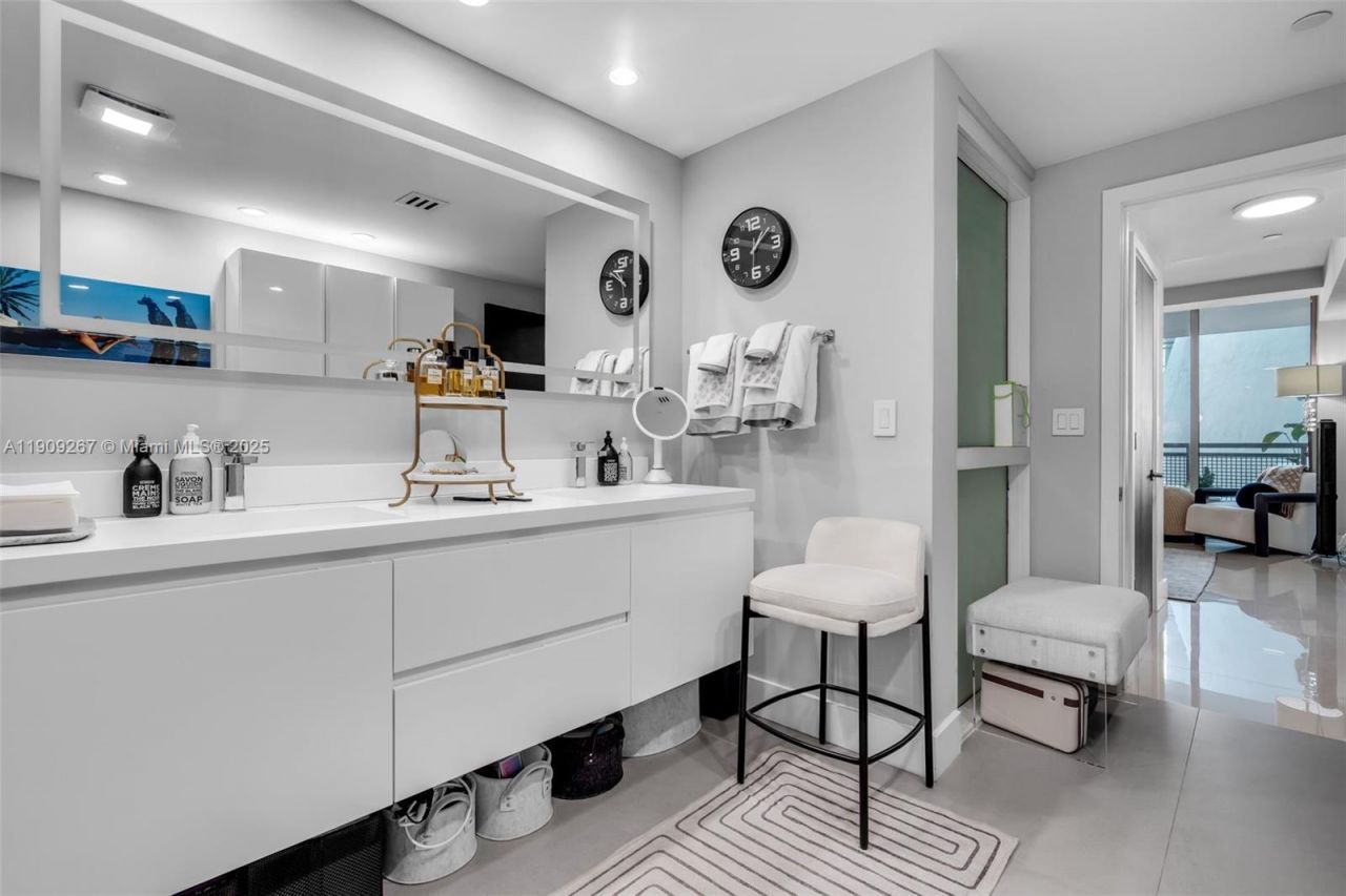 6000 Collins Ave, Unit 134, Miami Beach, FL 33140 Photo