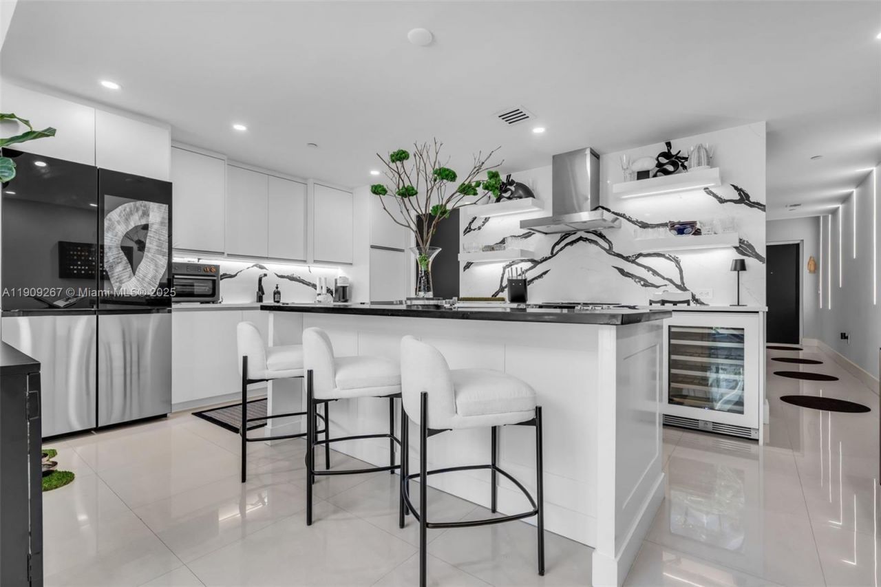 6000 Collins Ave, Unit 134, Miami Beach, FL 33140 Photo