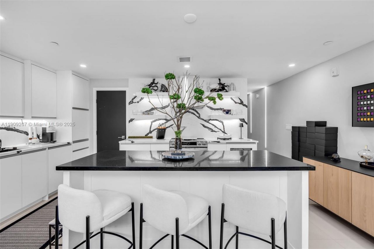 6000 Collins Ave, Unit 134, Miami Beach, FL 33140 Photo