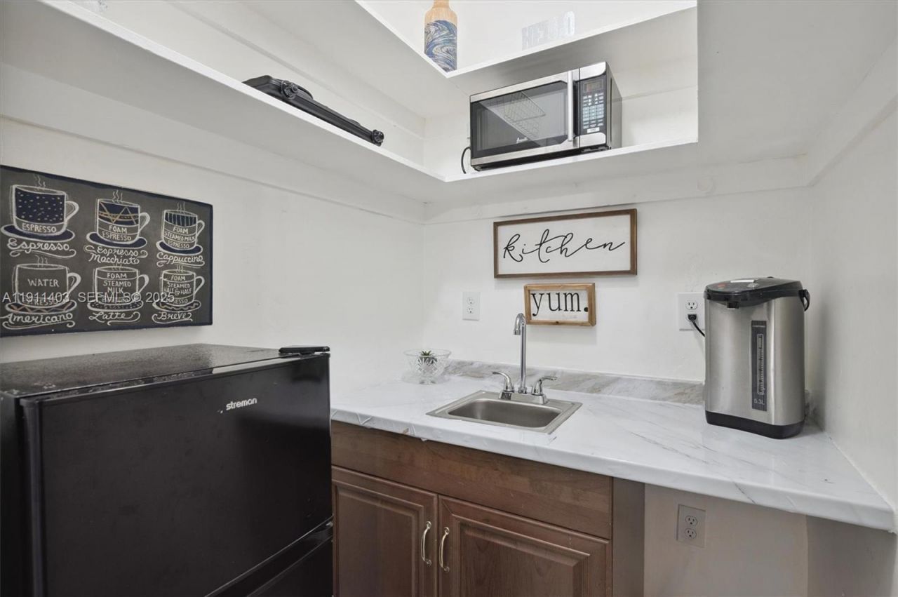 630 NE 175th St, Miami, FL 33162 Photo