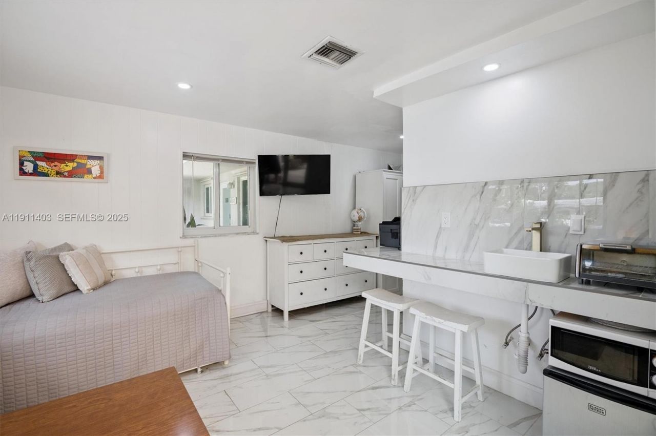 630 NE 175th St, Miami, FL 33162 Photo