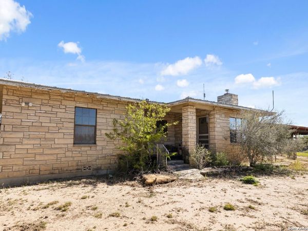 2198 CR 653, Devine, TX 78016