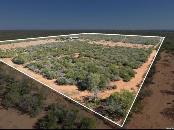 2198 CR 653, Devine, TX 78016