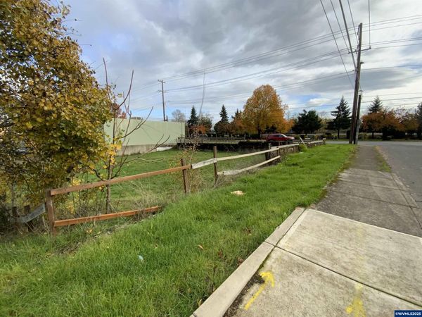 799 Edgewater St, Salem, OR 97304