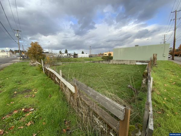 799 Edgewater St, Salem, OR 97304