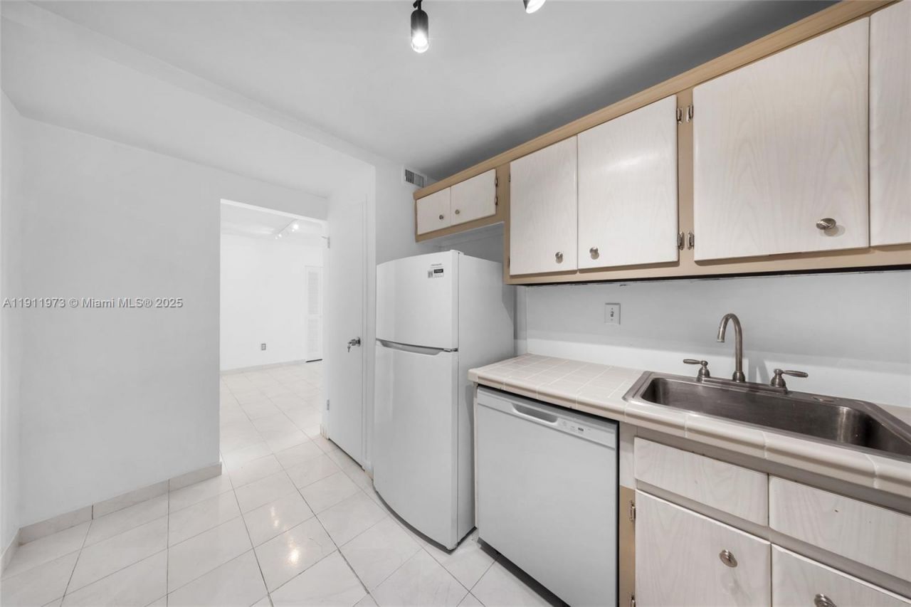 1865 79th St Cswy, Unit 14D, North Bay Village, FL 33141 Photo