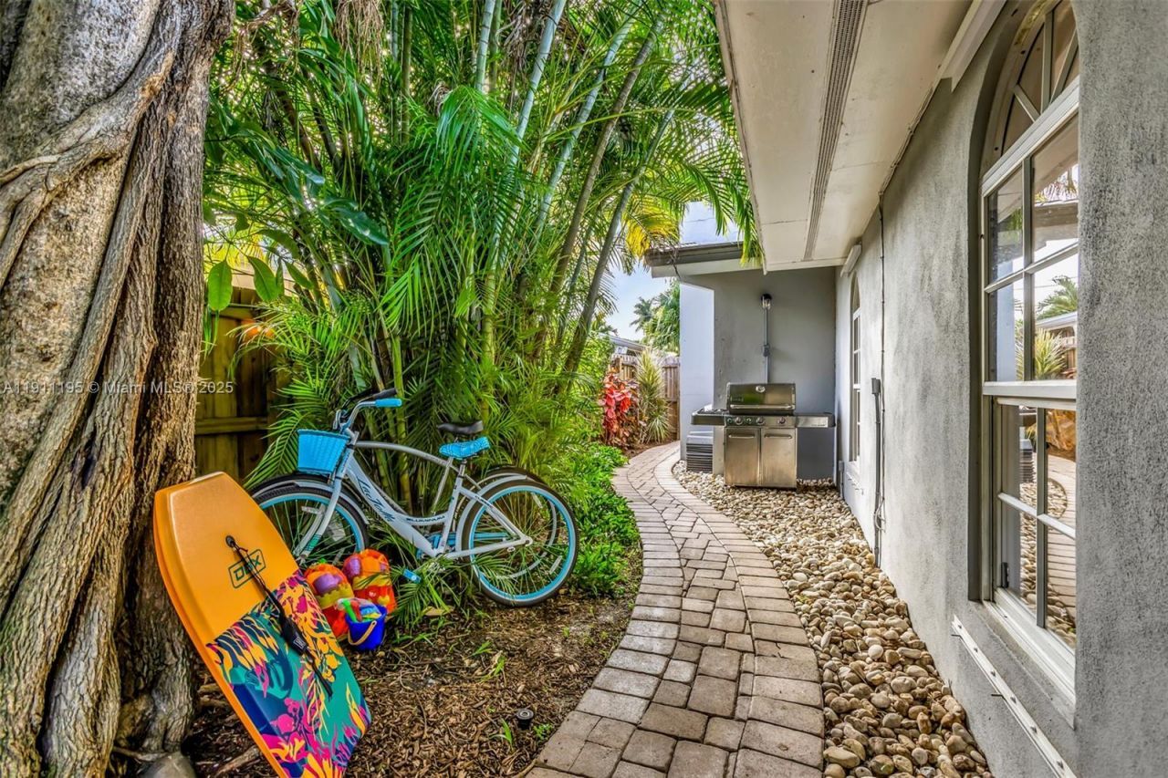 2004 NE 17th Way, Fort Lauderdale, FL 33305 Photo