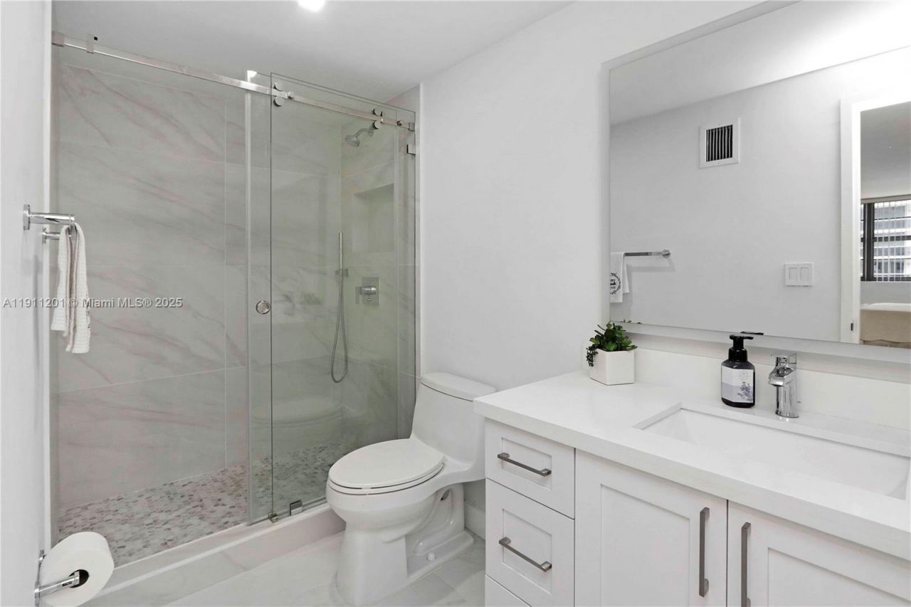 5825 Collins Ave, Unit 11E, Miami Beach, FL 33140 Photo