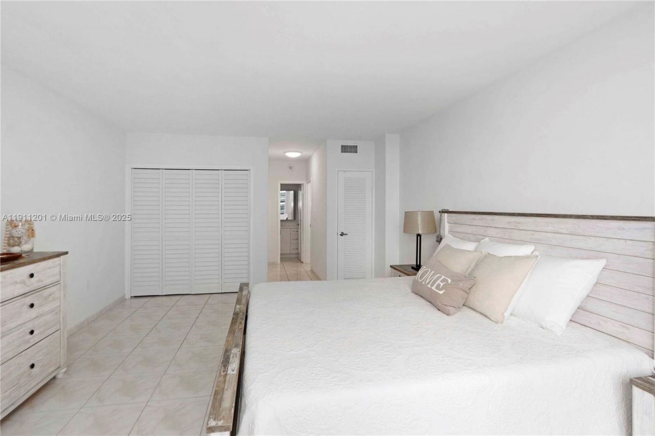 5825 Collins Ave, Unit 11E, Miami Beach, FL 33140 Photo