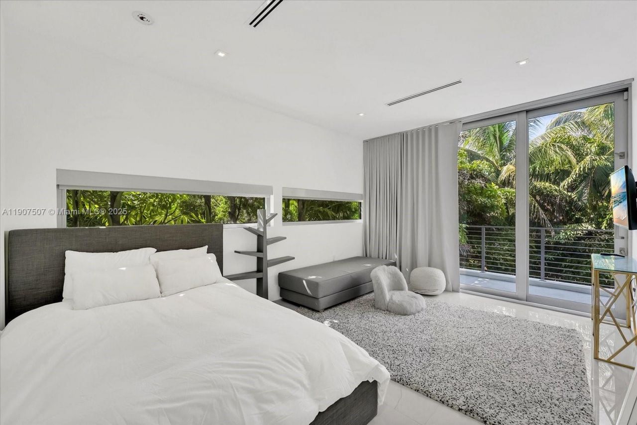 7830 Atlantic Way, Miami Beach, FL 33141 Photo