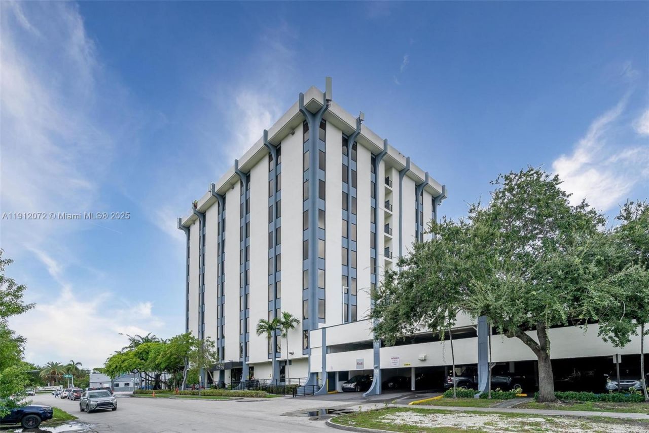 12550 Biscayne Blvd, Unit 502, North Miami, FL 33181 Photo