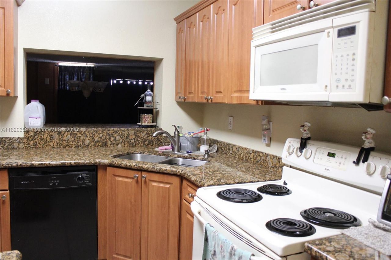 17820 NW 82nd Ave, Hialeah, FL 33015 Photo