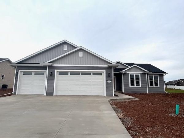 2070 BEAR PAW TRAIL, Kaukauna, WI 54130