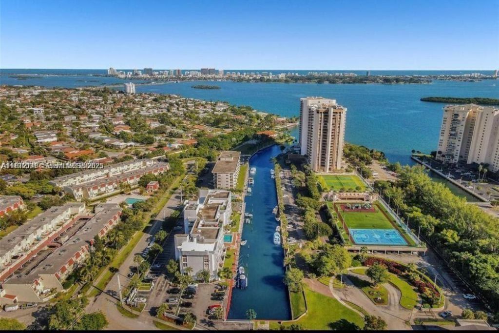 1650 NE 115th St, Unit 311, Miami, FL 33181 Photo