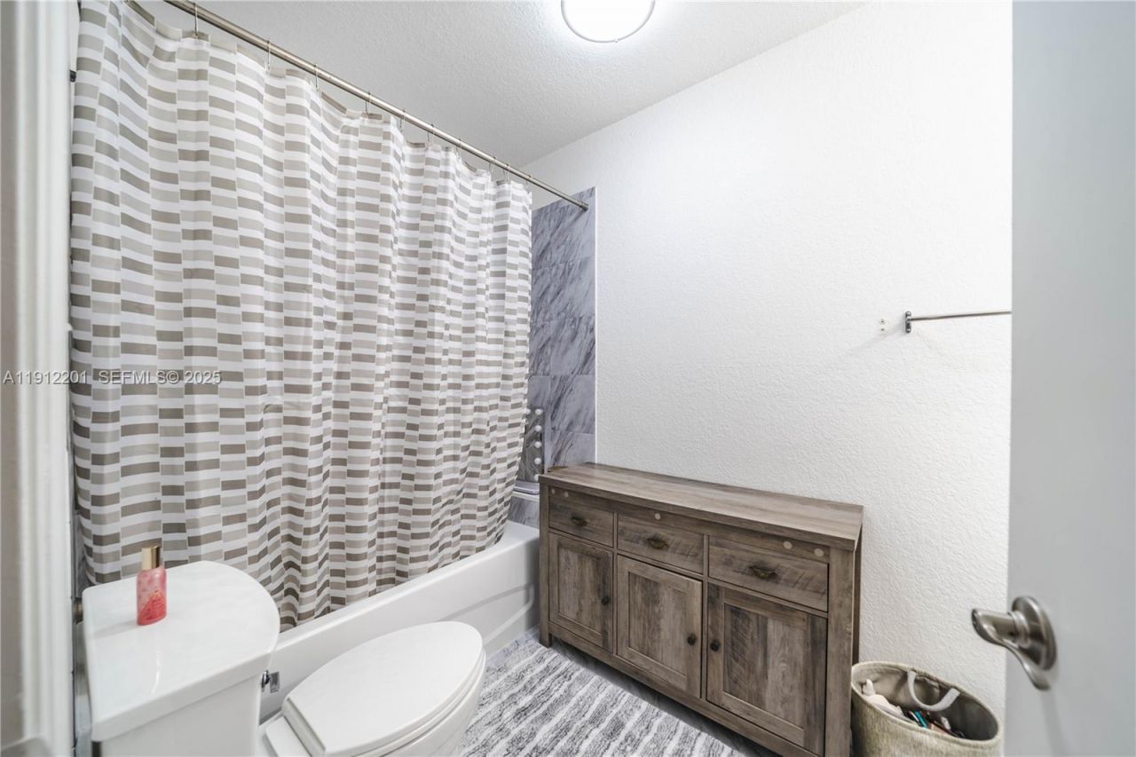 2040 NE 167th St, Unit 3-128, North Miami Beach, FL 33162 Photo