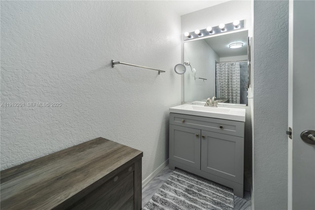 2040 NE 167th St, Unit 3-128, North Miami Beach, FL 33162 Photo