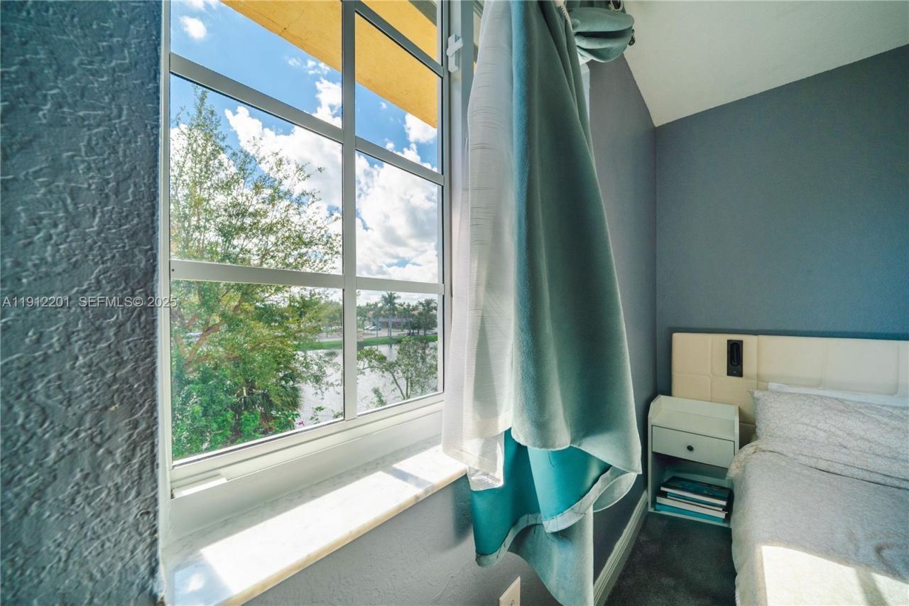 2040 NE 167th St, Unit 3-128, North Miami Beach, FL 33162 Photo