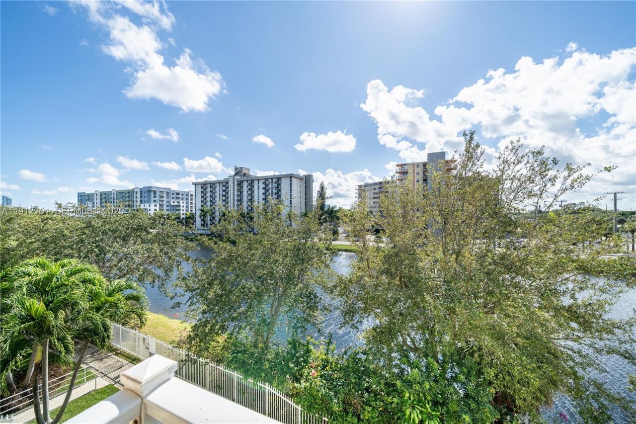 2040 NE 167th St, Unit 3-128, North Miami Beach, FL 33162 Photo