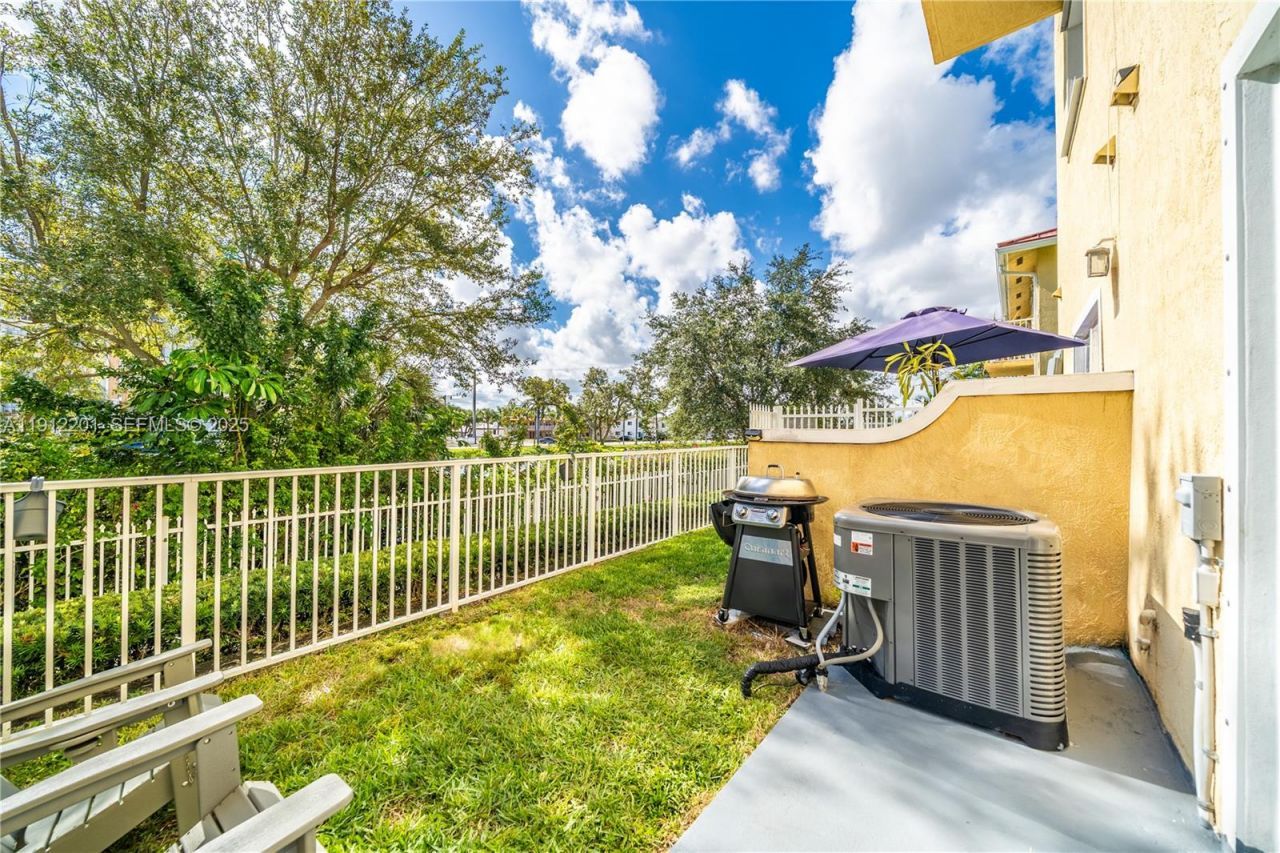 2040 NE 167th St, Unit 3-128, North Miami Beach, FL 33162 Photo