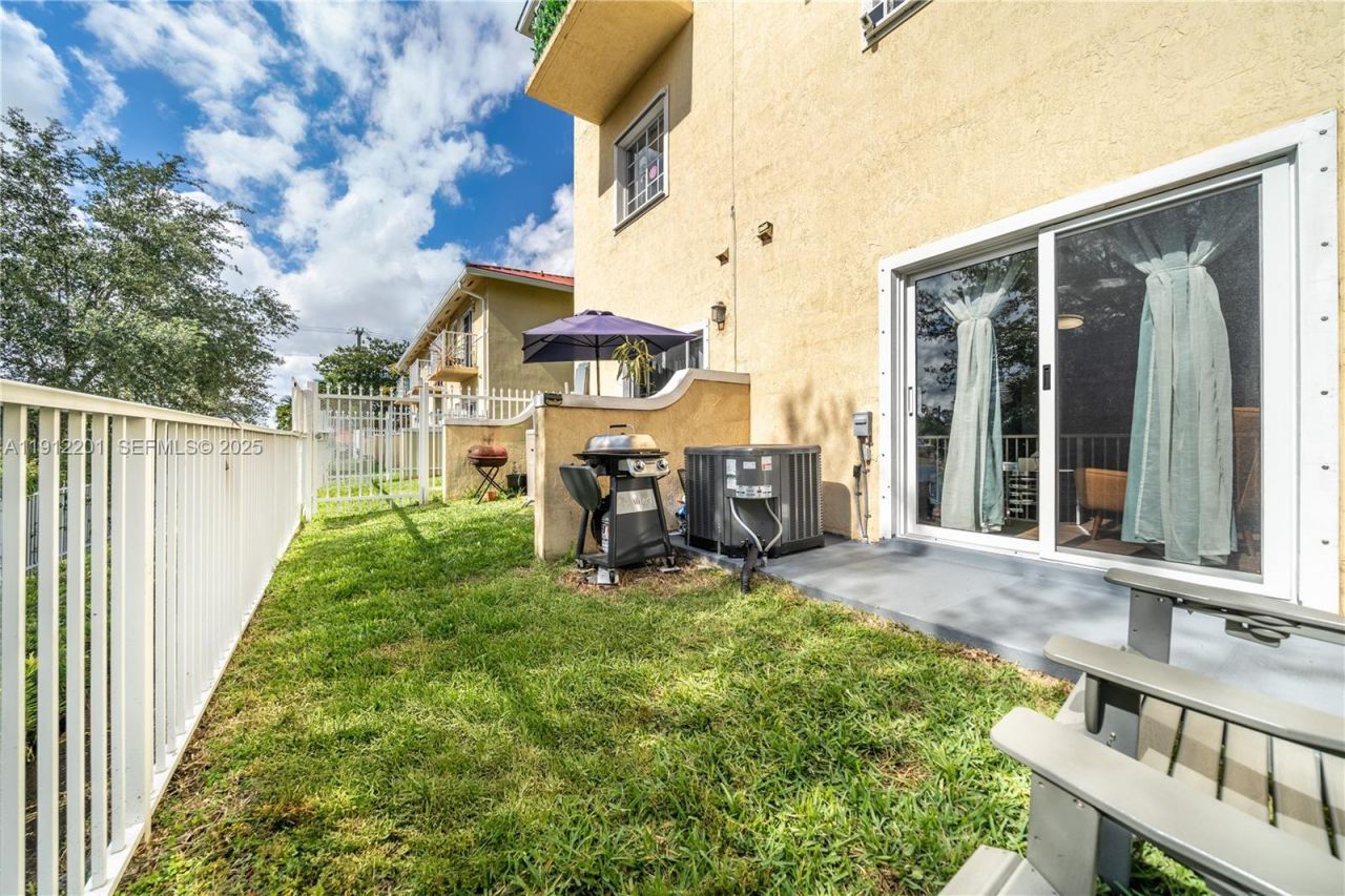 2040 NE 167th St, Unit 3-128, North Miami Beach, FL 33162 Photo