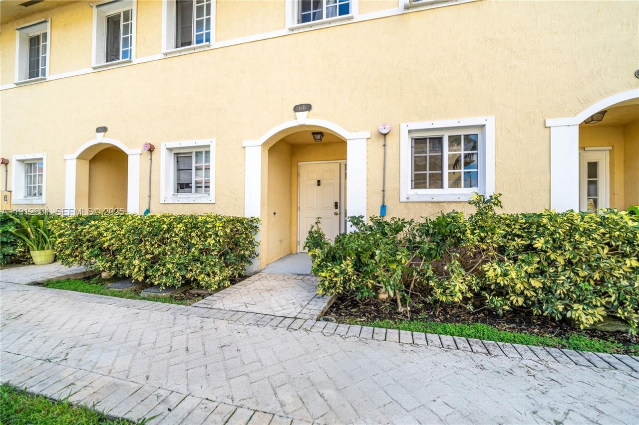 2040 NE 167th St, Unit 3-128, North Miami Beach, FL 33162 Photo