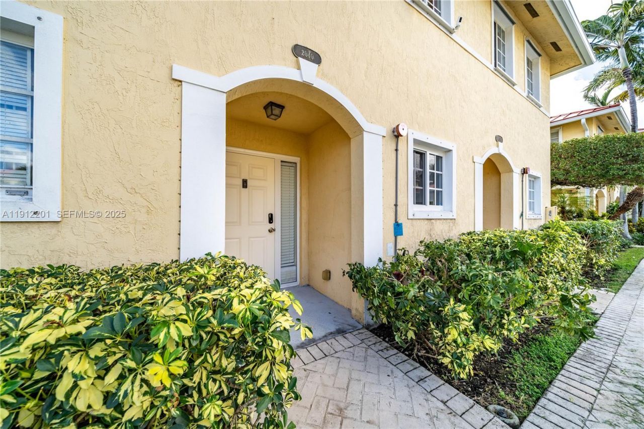 2040 NE 167th St, Unit 3-128, North Miami Beach, FL 33162 Photo