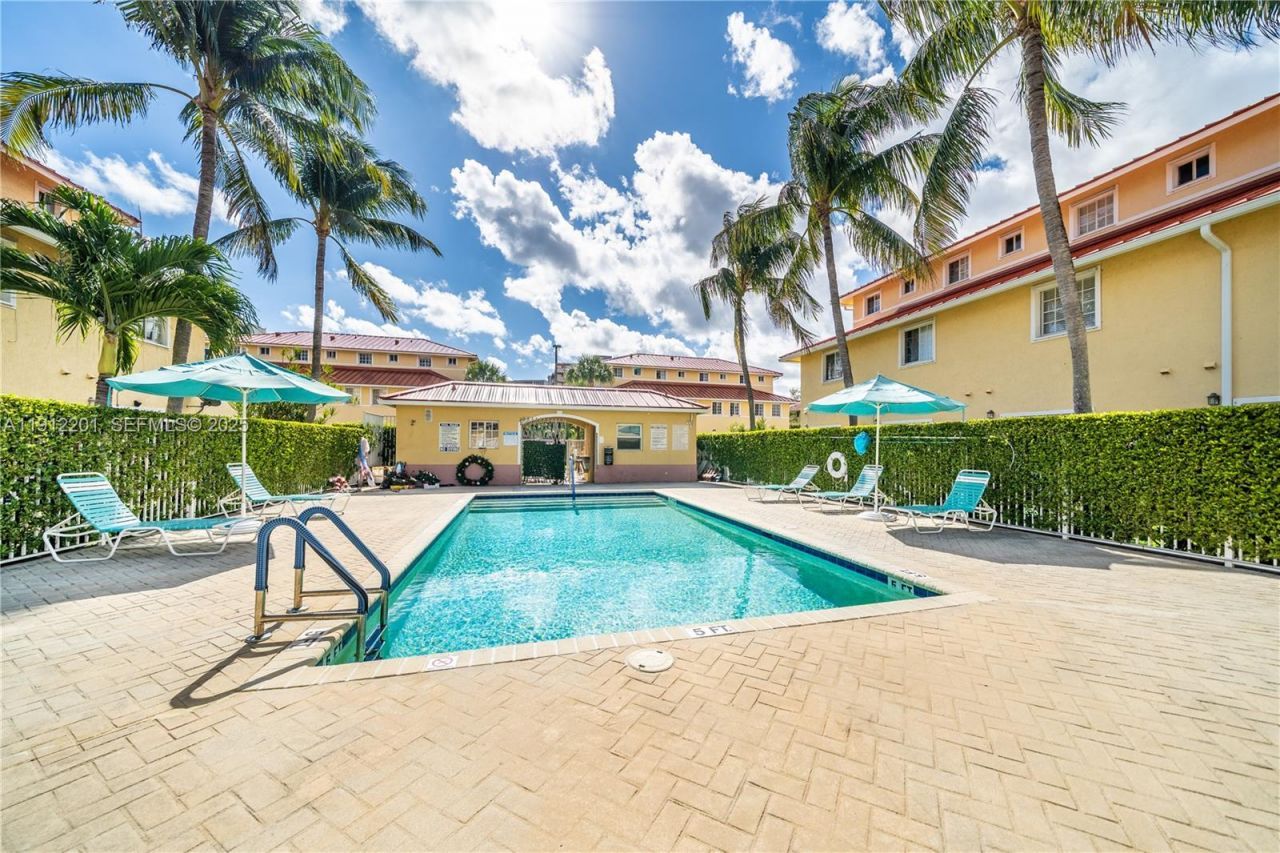 2040 NE 167th St, Unit 3-128, North Miami Beach, FL 33162 Photo
