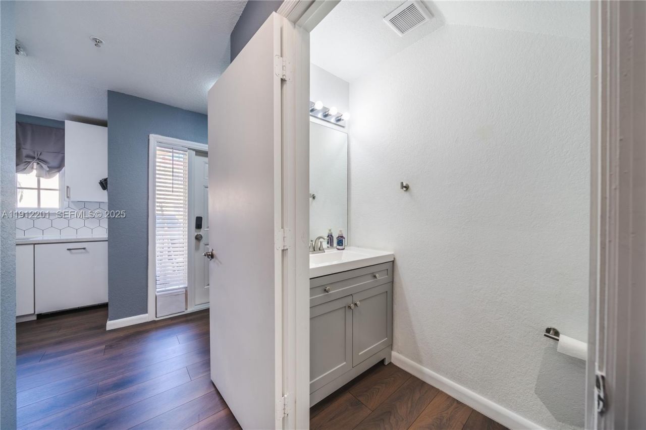 2040 NE 167th St, Unit 3-128, North Miami Beach, FL 33162 Photo