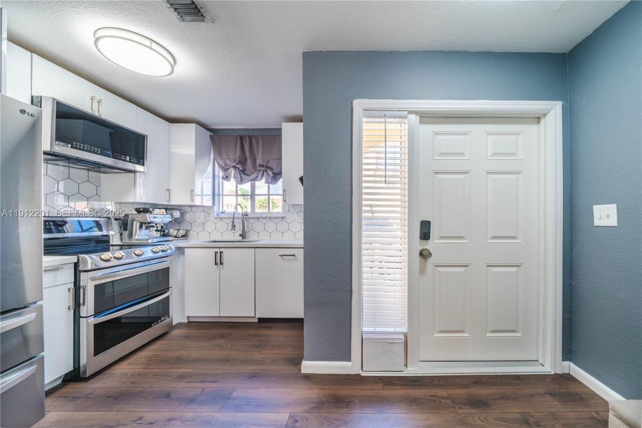 2040 NE 167th St, Unit 3-128, North Miami Beach, FL 33162 Photo
