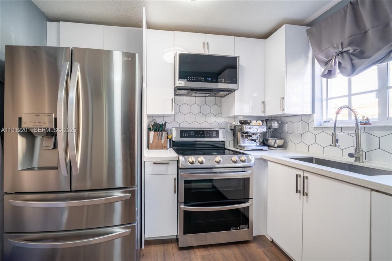 2040 NE 167th St, Unit 3-128, North Miami Beach, FL 33162 Photo