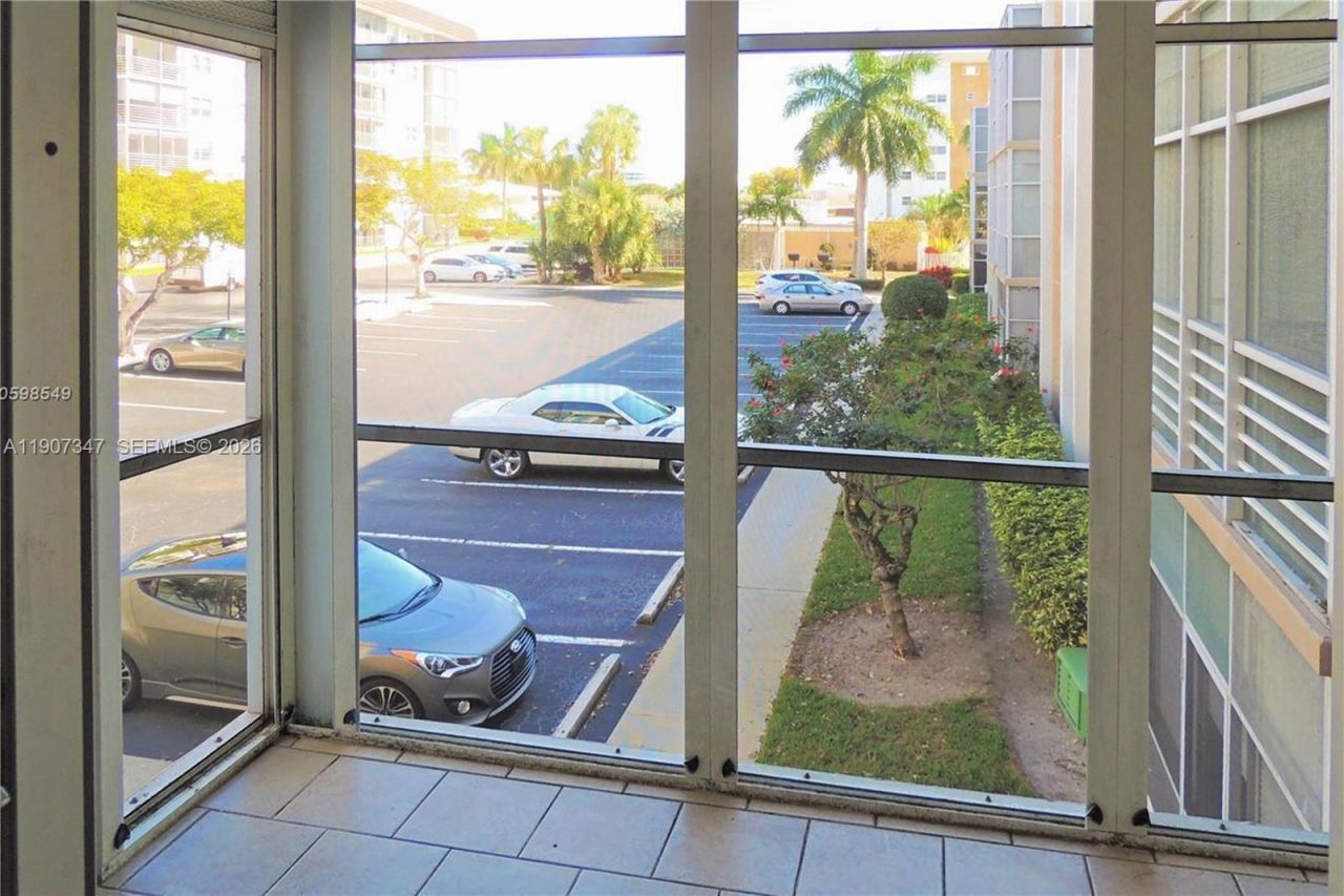 3040 NE 16th Ave, Unit 216, Oakland Park, FL 33334 Photo
