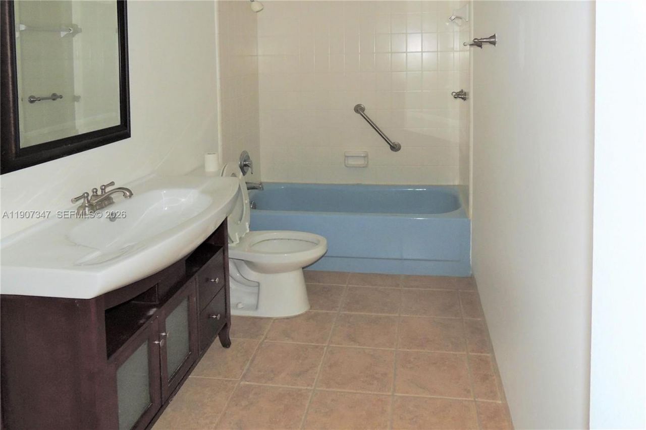3040 NE 16th Ave, Unit 216, Oakland Park, FL 33334 Photo