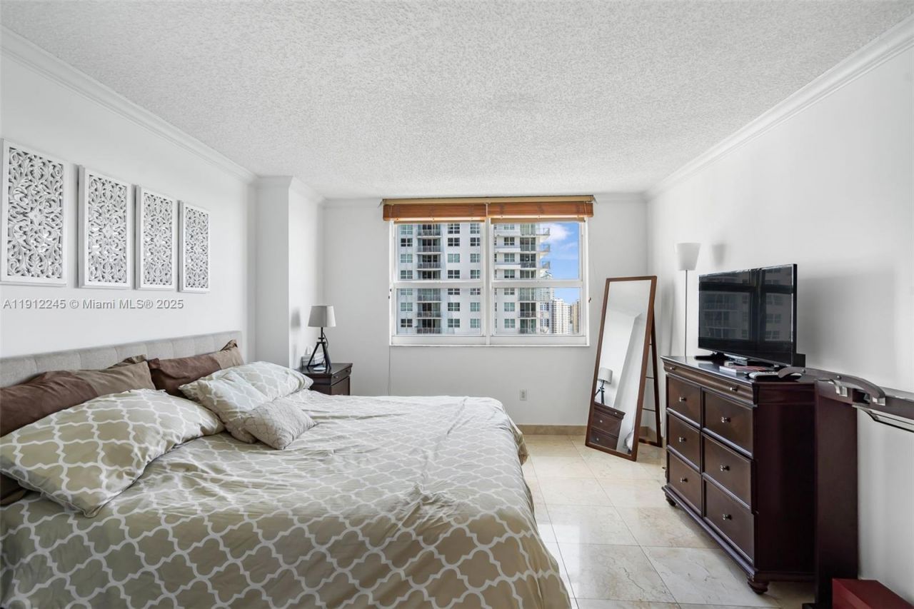 1155 Brickell Bay Dr, Unit 2708, Miami, FL 33131 Photo