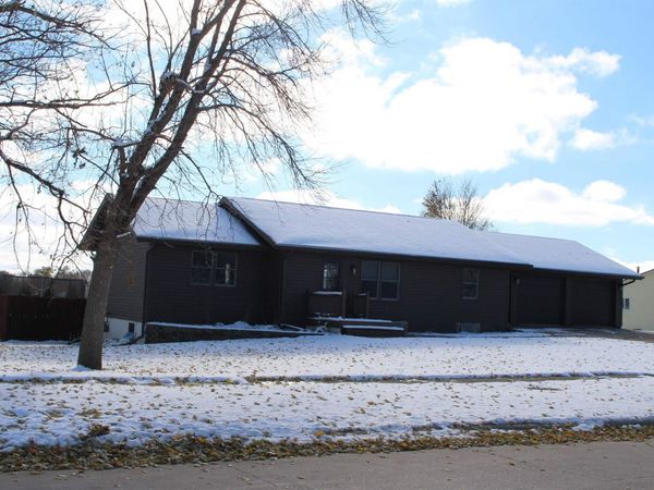 612 E Division St, Alton, IA 51003