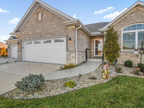 2331 Waterford Circle W, Schererville, IN 46375