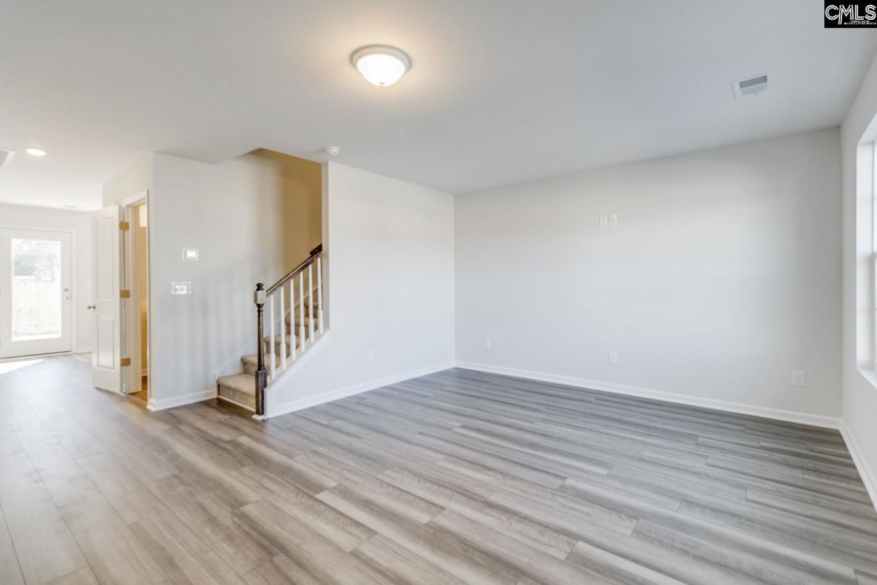 1084 Astoria Drive Photo 4