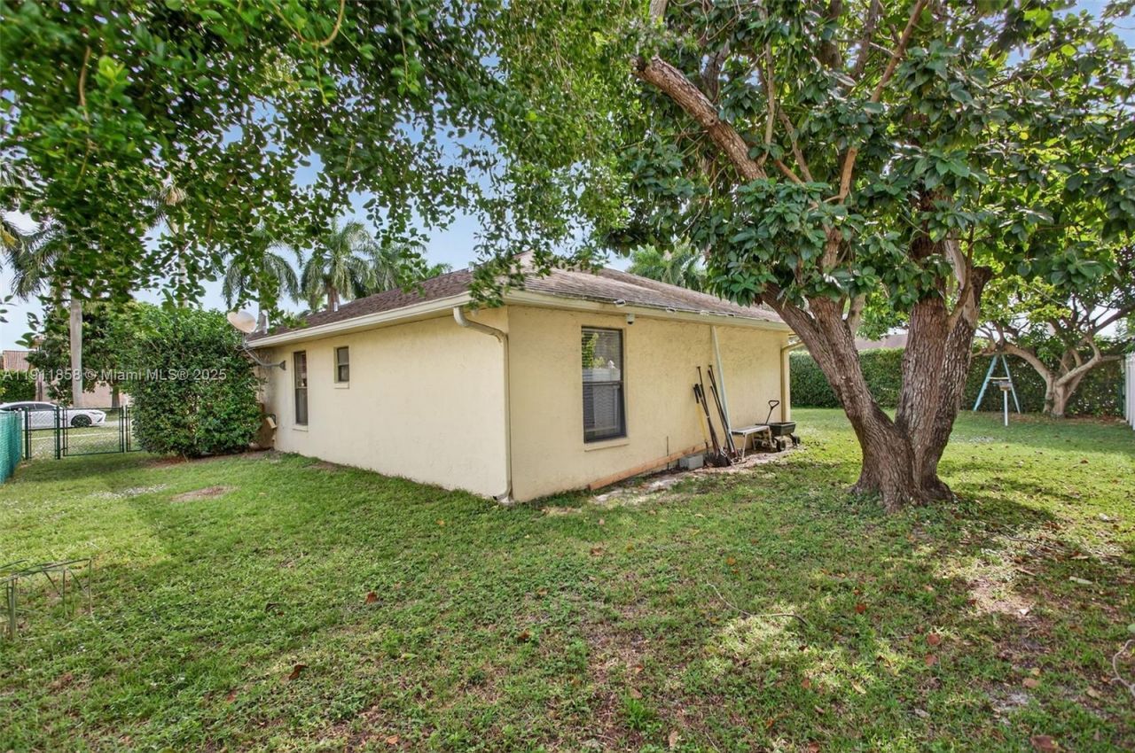 701 NW 41st Ter, Deerfield Beach, FL 33442 Photo