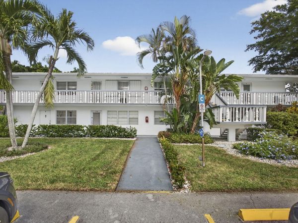 64 Canterbury C, West Palm Beach, FL 33417