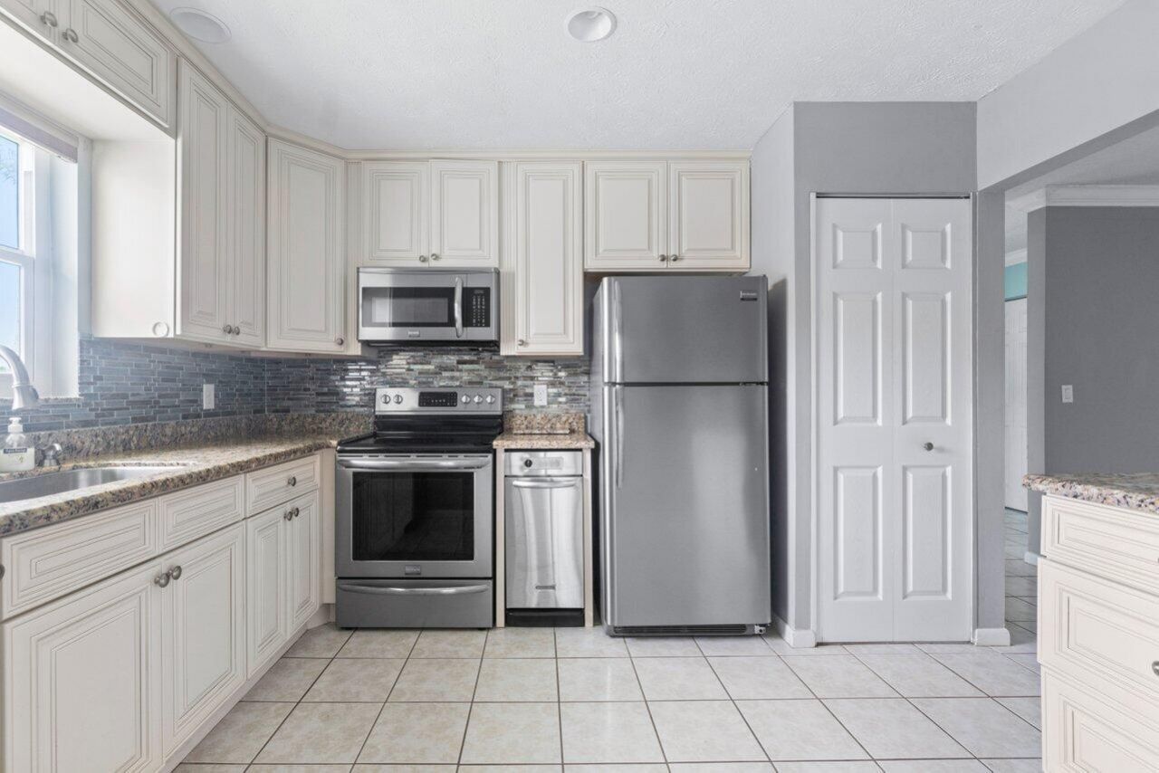 1205 S Lakes End Drive, Unit D2, Fort Pierce, FL 34982 Photo