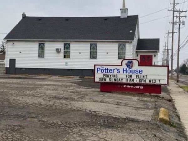 1386 E Hemphill Road, Burton, MI 48529