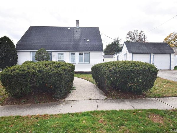 87 Parkside Drive N, Levittown, NY 11756