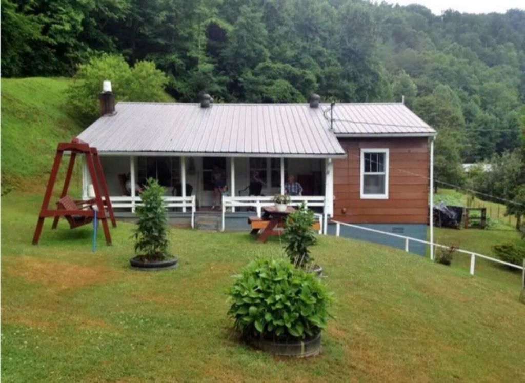 821 Runnells Branch Road, Hindman, KY 41822